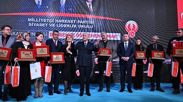 Bahçeli, deprem bölgesi öğretmenlerine plaket verdi