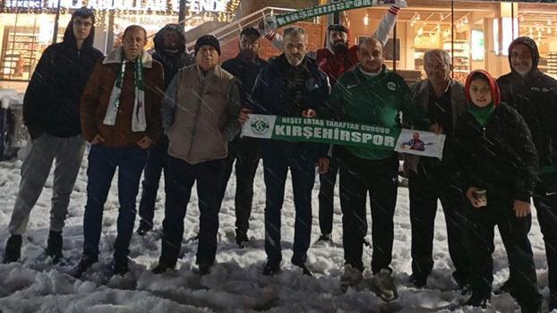 Kırşehirspor taraftarları, kar nedeniyle kapanan yolda mahsur kaldı