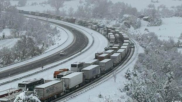 TEM'de hasarlı kazalar nedeniyle trafik durdu