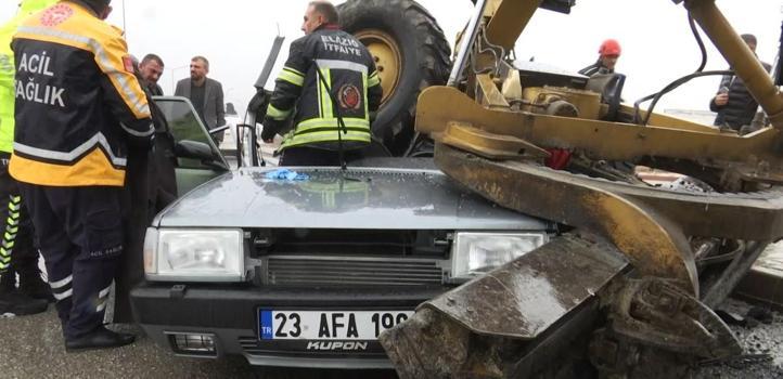 İş makinesinin altına giren otomobilin sürücüsü öldü