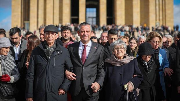 Özgür Özel, öğretmenlerle birlikte Anıtkabir'i ziyaret etti