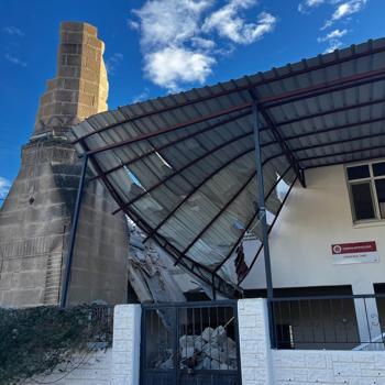 Fırtına ağaçları devirdi, minareyi yıktı