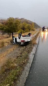 Elazığ’da takla atan otomobildeki 2 kişi yaralandı