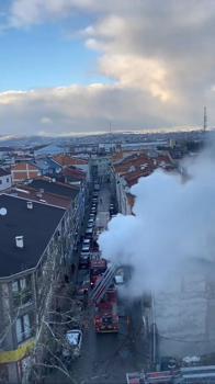 Bursa'da 3 katlı binada çıkan yangın söndürüldü