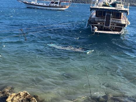 Bodrum'da fırtına; ağaçlar devrildi, balıkçı teknesi battı