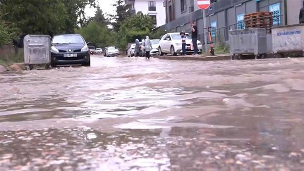 Elazığ'da sağanak; cadde ve sokaklar suyla doldu