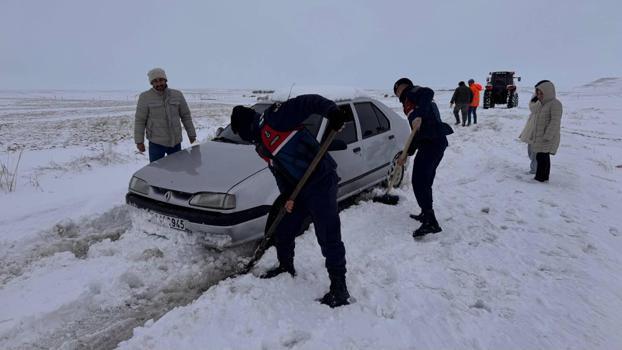 Yozgat'ta karda mahsur kalan vatandaşları jandarma kurtardı