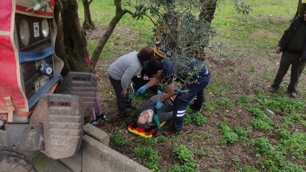 Sulama kanalına çarpan traktörün sürücüsü yaralandı