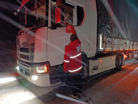 Türk Kızılay’dan aşırı kar yağışı nedeniyle yolda kalanlara yardım