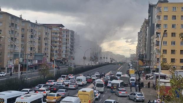 Ağır hasarlı bina yıkım sırasında çöktü, trafik önlem amaçlı durduruldu