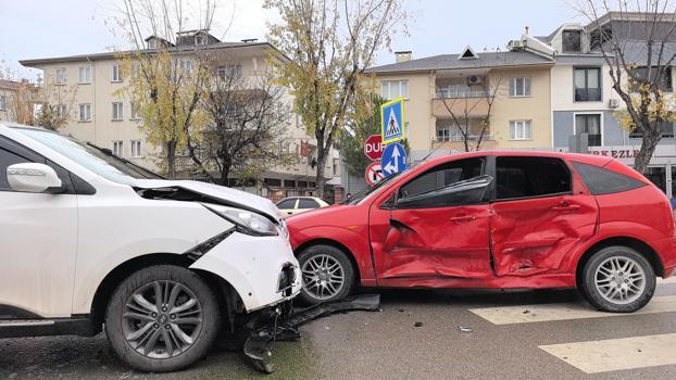 Bursa'da cip ile otomobil çarpıştı; anne- oğul yaralandı