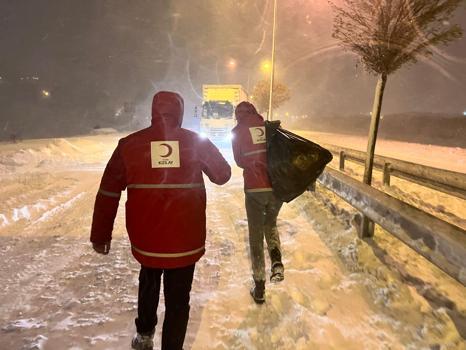 Erzurum'da Türk Kızılay’dan yolda kalanlara ikram