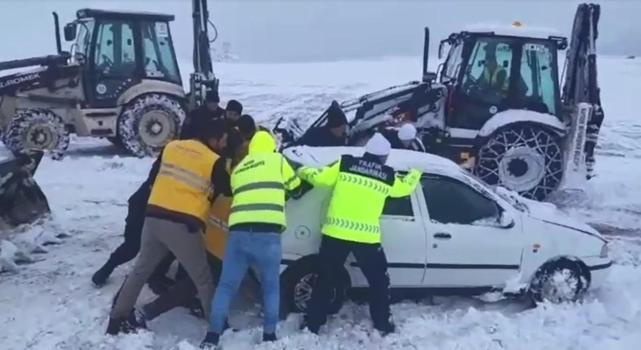 Kayseri'de kardan kapanan 465 mahalle yolundan 230’u açıldı (3)