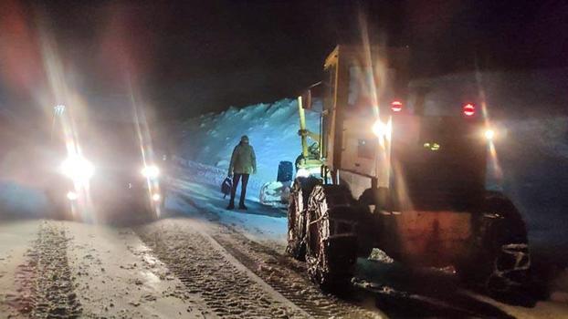 Rahatsızlanan asker, kardan kapanan yol açılarak hastaneye kaldırıldı