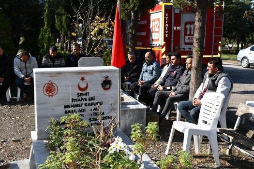 Hatay’da görev şehidi itfaiye eri mezarı başında anıldı