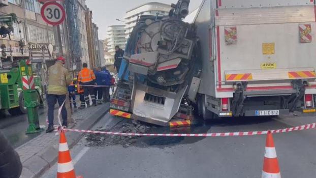 Güngören'de yol çöktü; 2 kamyon çukura düştü