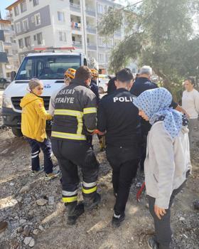 Hatay’da 12 metrelik kuyuya düşen kişiyi itfaiye kurtardı