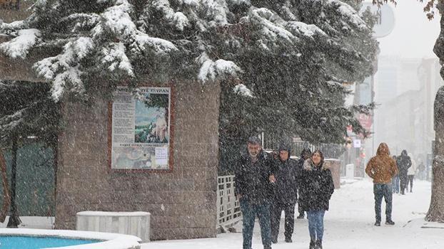 Van'ın Bahçesaray ile Bitlis merkez ve 4 ilçesinde eğitime kar engeli