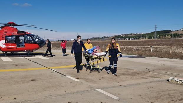 Diyarbakır'da ambulans helikopter, kalça kemiği kırılan kadın için havalandı