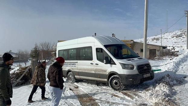 Yolu kardan kapanan köyde mahsur kalan diyaliz hastası kurtarıldı