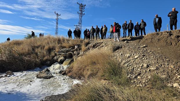 Mahalleli, kirlilik yaratan çökelti havuzuna çözüm arıyor