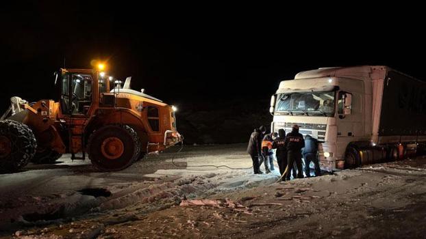 Ardahan'da kar, tipi ve buzlanma; 4 TIR yolda kaldı