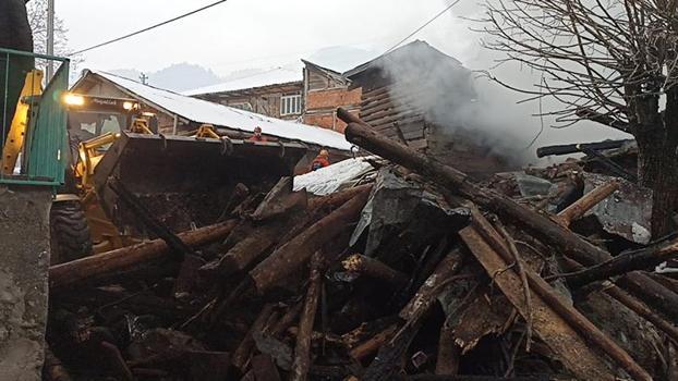 Kastamonu'da 2 katlı ev yandı; baba ve engelli oğlu aranıyor