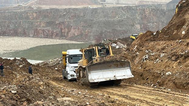 Hafriyat döküm sahasında toprak kaydı, kamyon şoförleri tehlike atlattı (2)