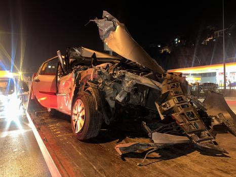 Sürücüsünün hatalı sollama yaptığı otomobil, emniyet şeridindeki kamyonete çarptı: 5 yaralı