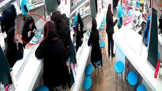 Taksim'de tabağına saç koyan turistleri esnaf dükkandan kovdu; o anlar kamerada