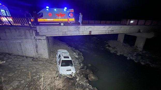 Hakkari'de 15 metre yükseklikteki köprüden Zap Suyu'na uçan kamyonette 4 kişi yaralandı