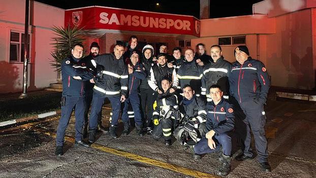 İtfaiyeciler, Samsunspor tesislerindeki yangını söndürüp, futbolcularla fotoğraf çektirdi