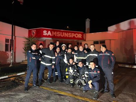 İtfaiyeciler, Samsunspor tesislerindeki yangını söndürüp, futbolcularla fotoğraf çektirdi