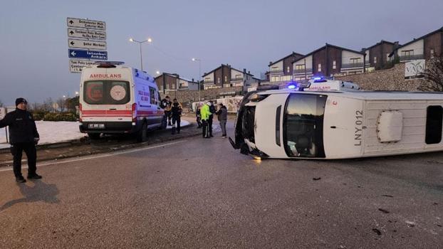 Buzlanan yolda işçi servis minibüsü devrildi; 7 yaralı