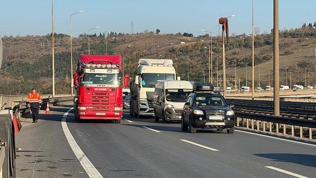 TEM'de kimyasal yüklü tanker ile cip çarpıştı; İstanbul istikametinde ulaşım aksadı