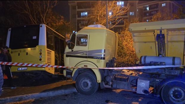 İstanbul-Başakşehir'de İETT otobüsü park halindeki hafriyat kamyonuna çarptı: 1 yaralı