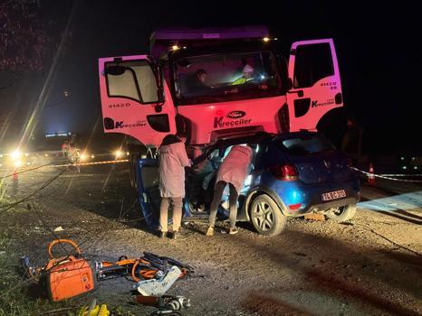 Bartın'da kamyonla çarpışan otomobildeki 5 kişi öldü