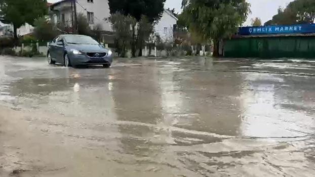 Çeşme'de sağanak etkili oldu