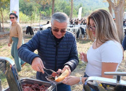 Başkan Topaloğlu'ndan öğrencilere mangal partisi