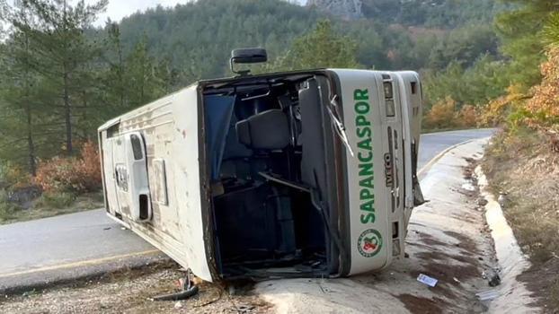 Sakarya'da ilkokul öğrencilerinin taşındığı midibüs devrildi: 23 yaralı