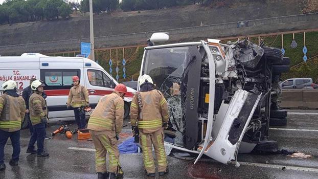 Maltepe'de servis minibüsü devrildi: 1 ölü