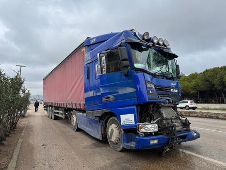 Bandırma’da kırmızı ışıkta bekleyen kamyona çarpan TIR’ın sürücüsü yaralandı