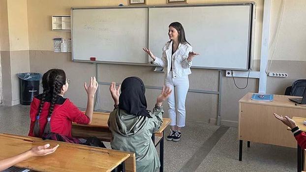 Anne ve babası işitme engelli olan Deniz, çocuklara gönüllü olarak işaret dili öğretiyor