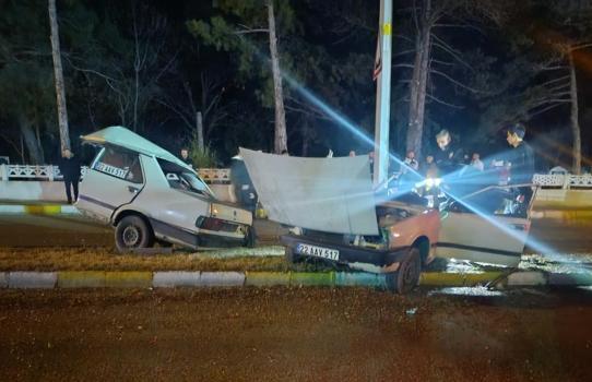 Edirne'de aydınlatma direğine çarpıp ikiye bölünen otomobildeki 2 kişi ağır yaralandı