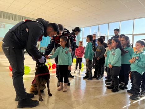 Sivas'ta jandarma köpeği 'Zanka' özel çocuklara gösteri yaptı