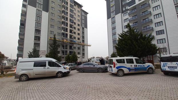 Malatya'da orta hasarlı binanın dış cephe boyamasında eğilen iskeleden düşen 3 işçi ağır yaralandı