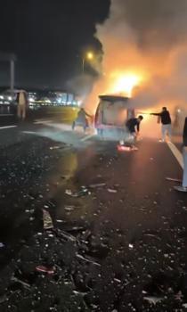 İstanbul -Pendik'te seyir halindeki araç alev alev yandı