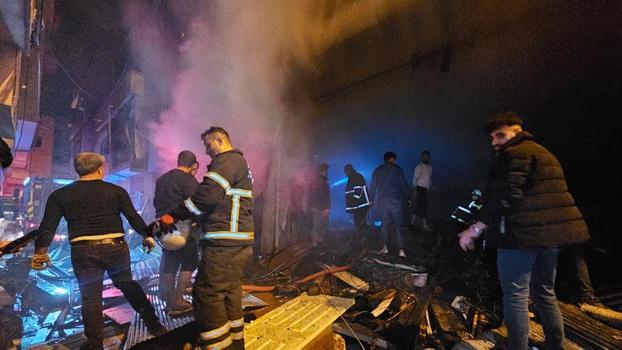 Adana'da, depo yangınında 5 kişi dumandan etkilendi