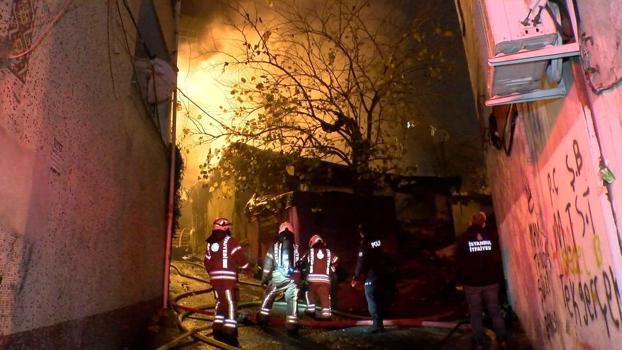 İstanbul-Beyoğlu'nda gecekondu alev alev yandı; patlama anı kamerada