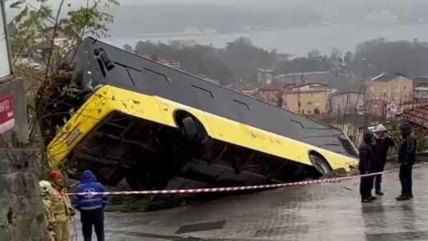 Beykoz'da yokuş aşağı kayan İETT otobüsü evin bahçesine düştü